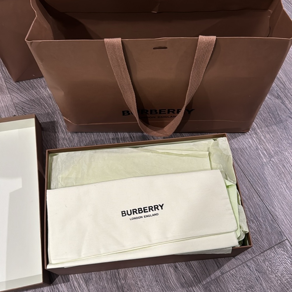 Burberry Logo Print Vintage Check. Size 43 $400 - Picture 2 of 4